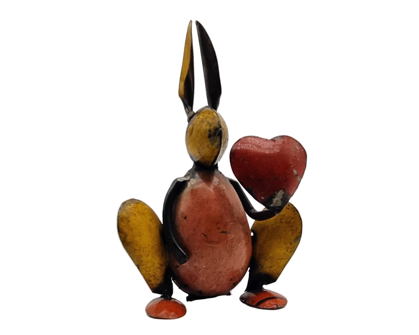 Metalen beeld van konijn of haas met hart