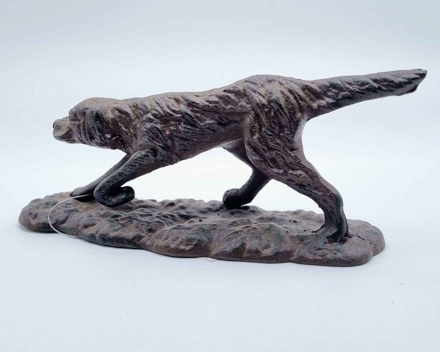 Gietijzer beeld van jagende hond