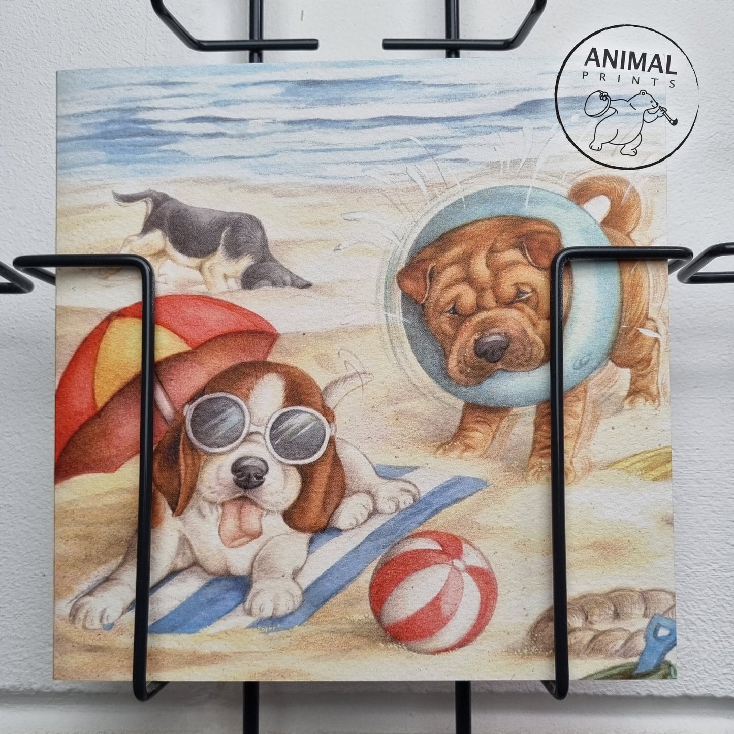 Vierkante kaart - Ook wij liggen en spelen graag op het strand!! (hond, Beagle, Sharpei)