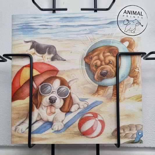 Vierkante kaart - Ook wij liggen en spelen graag op het strand!! (hond, Beagle, Sharpei)