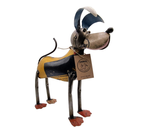 Metalen beeld van staande hond