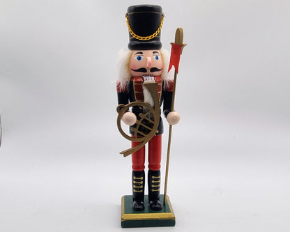 Kerstbeeld van man met hoorn.