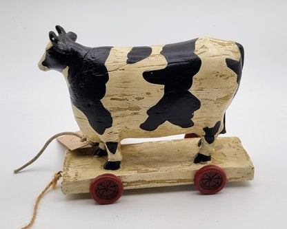 Beeld van Koe op wieltjes